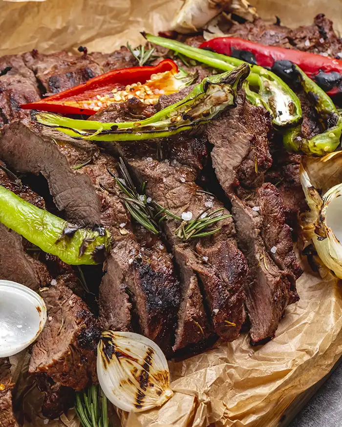 flanksteak-zubereiten-aufgeschnitten-medium-paprika-zwiebeln Flanksteak zubereiten - perfekt gebratenes aufgeschnittenes Flanksteak mit gegrillten Paprika und Zwiebeln