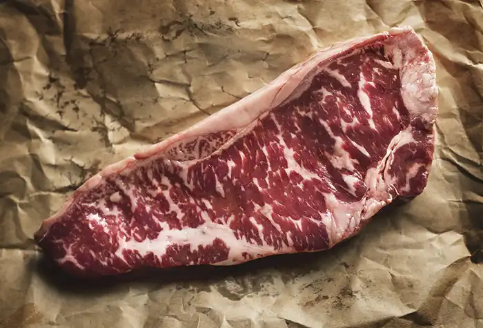 rohes-entrecote-braten-auf-backpapier Entrecote braten - rohes marmoriertes Entrecote Steak mit perfekter Fettmarmorierung