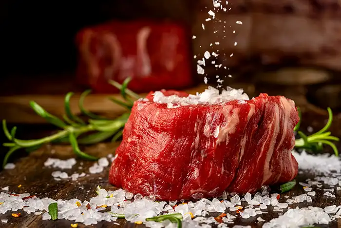 rohes-filet-braten-auf brett-mit-salz Filet braten - rohes Rinderfilet wird mit grobem Salz gewürzt vor dem Braten